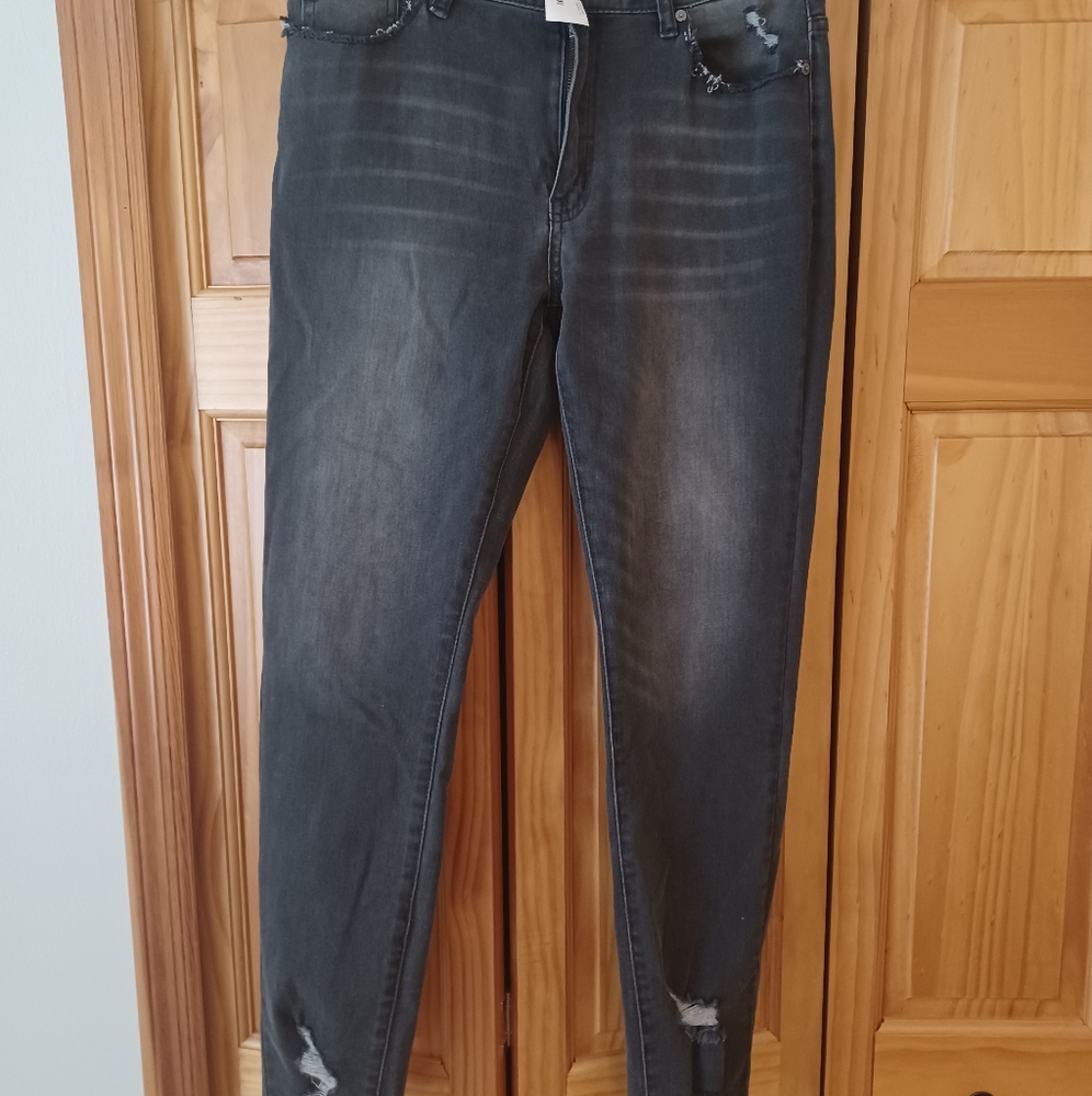 NWT KanCan gray slightly distressed skinny jeans size 11/29